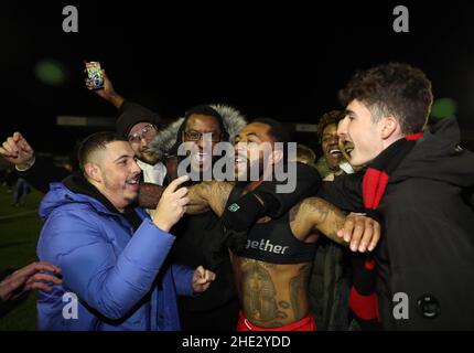 Les fans fêtent avec les Ashley Hemmings de Kidderminster Harriers après le troisième match de la coupe Emirates FA au stade Aggborough, Kidderminster.Date de la photo: Samedi 8 janvier 2022. Banque D'Images