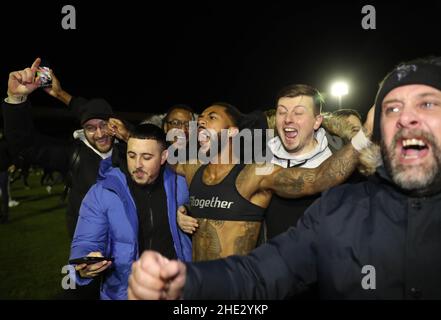 Les fans fêtent avec les Ashley Hemmings de Kidderminster Harriers après le troisième match de la coupe Emirates FA au stade Aggborough, Kidderminster.Date de la photo: Samedi 8 janvier 2022. Banque D'Images