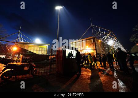 Les fans sont en file d'attente à côté d'une cabine vendant des programmes lors du troisième tour de la coupe Emirates FA au parc Huish, Yeovil.Date de la photo: Samedi 8 janvier 2022. Banque D'Images