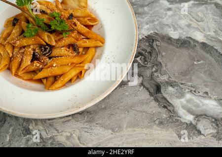 Penne dans une sauce tomate.Vue de dessus Banque D'Images
