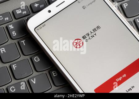 La page de connexion à l'application mobile E-CNY est affichée sur un smartphone Xiaomi le 7 janvier 2022.E-CNY, l'application de portefeuille numérique chinoise en yuans, est désormais disponible dans les boutiques d'applications. Banque D'Images