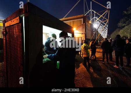 Fans dans une cabine vendant des programmes lors du troisième tour de la coupe Emirates FA au parc Huish, Yeovil.Date de la photo: Samedi 8 janvier 2022. Banque D'Images