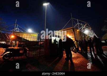 Les fans sont en file d'attente à côté d'une cabine vendant des programmes lors du troisième tour de la coupe Emirates FA au parc Huish, Yeovil.Date de la photo: Samedi 8 janvier 2022. Banque D'Images