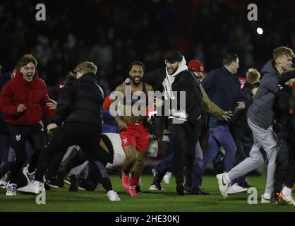 Les fans fêtent avec les Ashley Hemmings de Kidderminster Harriers après le troisième match de la coupe Emirates FA au stade Aggborough, Kidderminster.Date de la photo: Samedi 8 janvier 2022. Banque D'Images