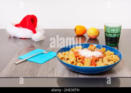 Le macaroni maison à la tomate est une recette savoureuse et très simple, avec le plaisir de préparer votre propre sauce tomate à la maison Banque D'Images