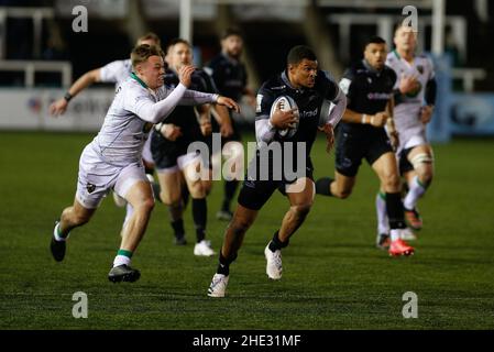 Newcastle, Royaume-Uni.08th janvier 2022.NEWCASTLE UPON TYNE, ROYAUME-UNI.JAN 8th Nathan Earle de Newcastle Falcons conduit pour la ligne pendant le match de première division de Gallagher entre Newcastle Falcons et Northampton Saints à Kingston Park, Newcastle, le samedi 8th janvier 2022.(Credit: Chris Lishman | MI News) Credit: MI News & Sport /Alay Live News Banque D'Images