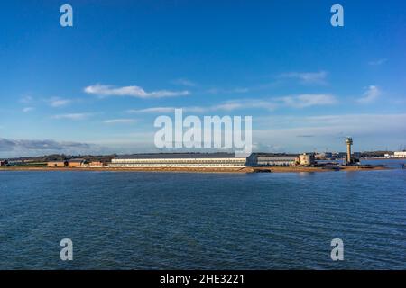 CalShot Spit vu de Solent Water avec l'île de Wight visible en arrière-plan par temps clair en hiver, Calshot, Hampshire, Angleterre, Royaume-Uni Banque D'Images