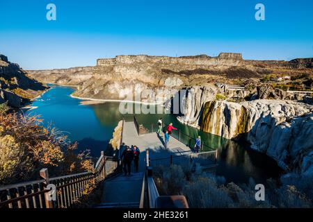 Les visiteurs peuvent voir les chutes Shoshone; le projet hydroélectrique Shoshone Falls; Snake River Canyon; près de Twin Falls; Idaho; États-Unis Banque D'Images