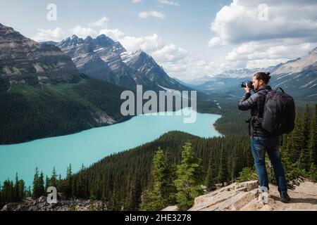 Photographe paysagiste prenant des photos au lac Peyto, dans le parc national Banff, Alberta, Canada. Banque D'Images