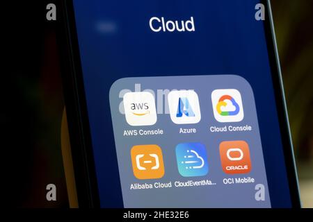 Diverses applications appartenant aux principaux services de Cloud Computing : AWS, Microsoft Azure, Google Cloud, Alibaba Cloud, IBM Cloud,OCI - sont visibles sur un iPhone. Banque D'Images