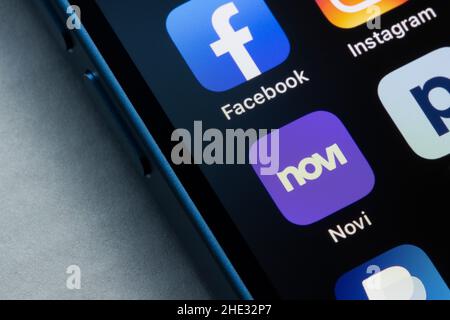 L'icône de l'application Novi s'affiche sur un iPhone.Novi de Meta permet aux utilisateurs d'envoyer, de dépenser et de recevoir des paiements numériques dans Messenger, WhatsApp et l'application Novi. Banque D'Images