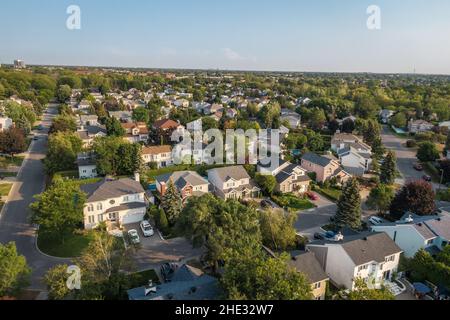 Vue aérienne des maisons et des rues dans le beau quartier résidentiel de Montréal, Québec, Canada.Concept immobilier, immobilier et immobilier. Banque D'Images