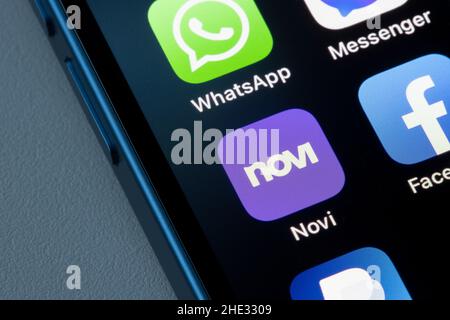 L'icône de l'application Novi s'affiche sur un iPhone.Novi de Meta permet aux utilisateurs d'envoyer, de dépenser et de recevoir des paiements numériques dans Messenger, WhatsApp et l'application Novi. Banque D'Images