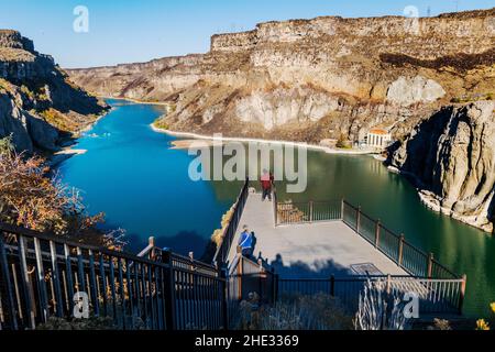 Les visiteurs peuvent voir les chutes Shoshone; le projet hydroélectrique Shoshone Falls; Snake River Canyon; près de Twin Falls; Idaho; États-Unis Banque D'Images