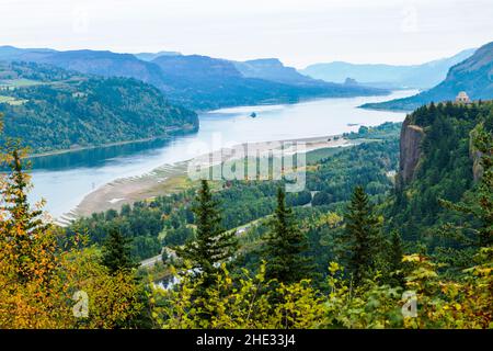 Vue vers l'est depuis Chanticleer point vers Vista House ; Crown point State Scenic Corridor ; Columbia River gorge ; Oregon ; États-Unis Banque D'Images