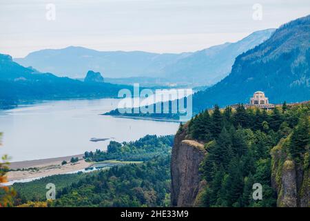 Vue vers l'est depuis Chanticleer point vers Vista House ; Crown point State Scenic Corridor ; Columbia River gorge ; Oregon ; États-Unis Banque D'Images