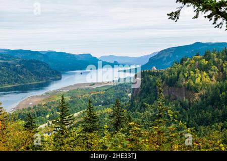 Vue vers l'est depuis Chanticleer point vers Vista House ; Crown point State Scenic Corridor ; Columbia River gorge ; Oregon ; États-Unis Banque D'Images