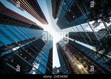 Business and Finance concept, en regardant les immeubles de haute élévation dans le quartier financier d'une métropole moderne. Banque D'Images