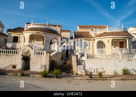 Villa espagnole à Camposol, Espagne, endommagée par la subsidence.Maison, maison fissurée et tombant en raison de fondations pauvres.Région côtière de Costa Calida Banque D'Images