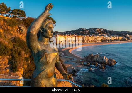 DONA MARINERA SCULPTURE (©ERNEST MARAGALL 1969) PUNTA D’EN ROSARIS LLORET DE MAR COSTA BRAVA GERONA CATALOGNE ESPAGNE Banque D'Images