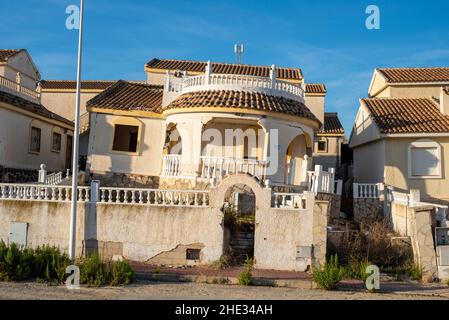 Villa espagnole à Camposol, Espagne, endommagée par la subsidence.Maison, maison fissurée et tombant en raison de fondations pauvres.Région côtière de Costa Calida Banque D'Images