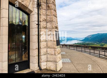 Vista House ; Crown point State Scenic Corridor ; Columbia River gorge ; Oregon ; États-Unis Banque D'Images