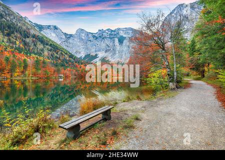 Étonnante scène automnale du lac Hinterer Langbathsee.Destination Poppular travell.Lieu: Vorderer Langbathsee, région de Salzkammergut, Austr Banque D'Images