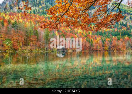 Fabuleuse scène d'automne du lac Hinterer Langbathsee.Destination Poppular travell.Lieu: Vorderer Langbathsee, région de Salzkammergut, haute-Autriche, Banque D'Images