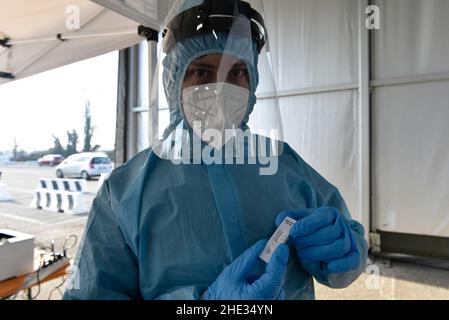 Milan, Lombardie, Italie.8th janvier 2022.Un professionnel de la santé présente le test anti Covid-19 lors de la traversée à Milan, en Italie.L'augmentation des cas de positivité de la variante omicron, le gouvernement italien met en place d'autres restrictions (Credit image: © Ervin Shulku/ZUMA Press Wire) Banque D'Images