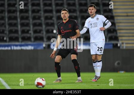 Swansea, Royaume-Uni.08th janvier 2022.Jan Bednarek #35 de Southampton sous la pression de Liam Cullen #20 de Swansea City à Swansea, Royaume-Uni, le 1/8/2022.(Photo par Mike Jones/News Images/Sipa USA) crédit: SIPA USA/Alay Live News Banque D'Images