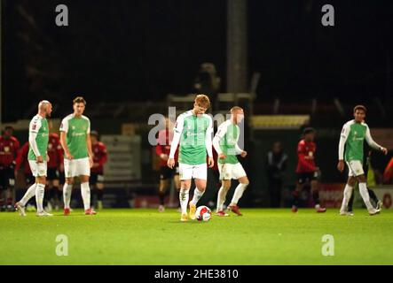 Dale Gorman (au centre) de Yeovil Town réagit après que l'Emiliano Marcondes de Bournemouth (non représenté) ait obtenu le deuxième but du match lors du troisième tour de la coupe Emirates FA à Huish Park, Yeovil.Date de la photo: Samedi 8 janvier 2022. Banque D'Images