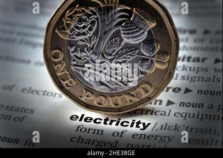 DÉFINITION DU DICTIONNAIRE DE MOT ÉLECTRICITÉ AVEC UNE LIVRE PIÈCE DE MONNAIE RE COÛTS DE L'ÉNERGIE DE COMBUSTIBLE CHAUFFAGE AUGMENTATION DES BUDGETS DES MÉNAGES ETC ROYAUME-UNI Banque D'Images