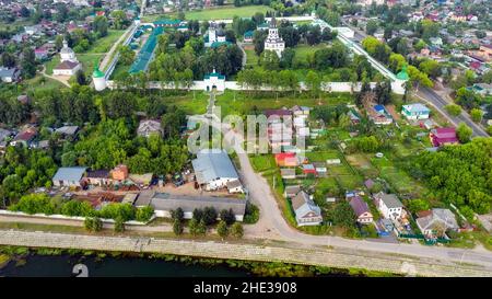 Vue panoramique depuis un drone sur la ville d'Aleksandrov, l'une des plus anciennes villes de la région de Moscou, Aleksandrovskaya Sloboda (Alexander Banque D'Images