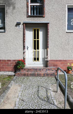 Porte avant d'un immeuble d'appartements du 1920s Banque D'Images