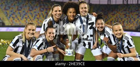 Frosinone, Italie.08th janvier 2022.Amanda Nilden, Martina Lenzini, Tuija Annika Hyyrynen, Sara Gama, Cecilia Salvai,Vanessa Panzeri, Matilde Lundorf Skovsen de Juventus femmes lors de la coupe féminine italienne Supercup final entre F.C.Juventus et A.C.Milan au stade Benito Stirpe le 8th janvier 2022 à Frosinone, Italie.Crédit : Agence photo indépendante/Alamy Live News Banque D'Images