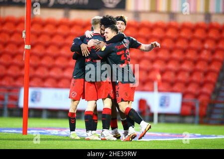 Stade Eco-Power Doncaster, Angleterre - 8th janvier 2022 les joueurs de Fleetwood mob Ellis Harrison (milieu) après qu'il a terminé pour le faire 0 - 1 pendant le match de la Ligue EFL One Doncaster v Fleetwood, stade Eco-Power Doncaster le 8th janvier 2022 crédit: Arthur Haigh/WhiteRosePhotos/Alay Live News Banque D'Images