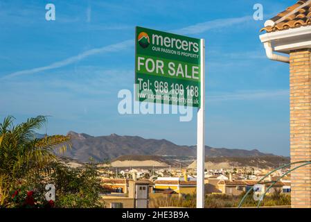 Propriété à vendre à Camposol, Espagne.Villa, villas dans une urbanisation entourée de collines et de campagne sur la Costa Calida, côte méditerranéenne Banque D'Images