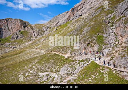 Trekking le long du chemin Friedrich August entre le Col Rodella et Giogo di Fassa, Dolomites, Trentin-Haut-Adige, Italie Banque D'Images