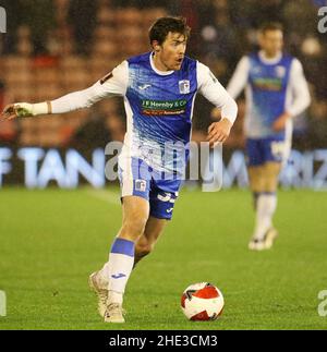 BARNSLEY, ROYAUME-UNI.JANVIER 8th Luke James de Barrow en action pendant le troisième Round Match de la coupe FA entre Barnsley et Barrow à Oakwell, Barnsley, le samedi 8th janvier 2022.(Crédit : will Matthews | MI News) crédit : MI News & Sport /Alay Live News Banque D'Images