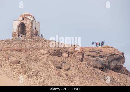 Qubbet el-Hawa, tombes des nobles sur la rive ouest du nil à Assouan, en Égypte.Dôme de la tombe d'un cheikh islamique. Banque D'Images