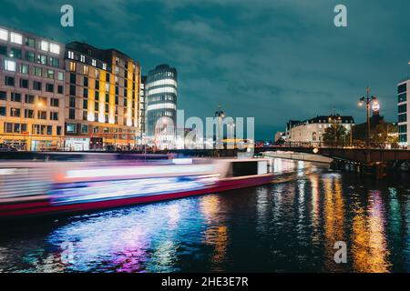 2021 octobre - Berlin, Allemagne.Vue nocturne sur la rue historique animée, pont sous la rivière Spree.Exposition longue, circulation sur Friedrichstrasse en germanian Banque D'Images