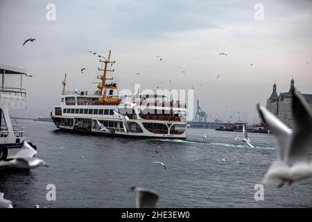 Istanbul, Turquie.08th janvier 2022.Des mouettes vues volent dans le ciel avec des ferries en arrière-plan.Crédit : SOPA Images Limited/Alamy Live News Banque D'Images