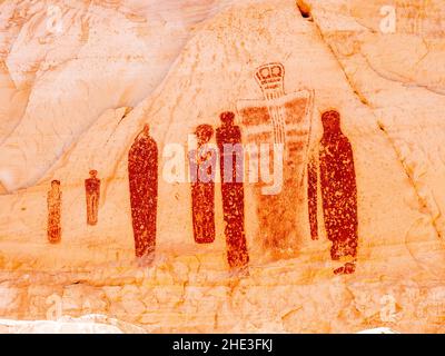 Ces figures rouges sont quelques-uns des pictogrammes les mieux conservés se trouvent dans l'unité de Horseshoe Canyon, dans le parc national de Canyonlands, Utah. Banque D'Images