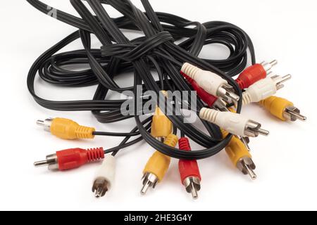 Pile de connecteurs de câbles pour l'audio et la vidéo isolés sur fond blanc. Banque D'Images