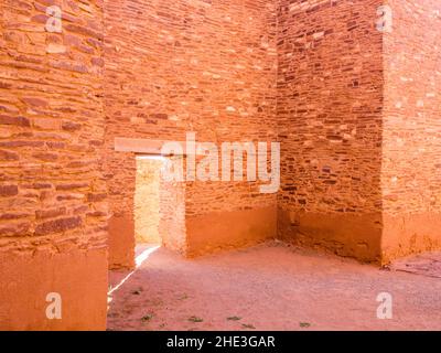 Vestiges de l'ancienne église espagnole sur le site de Quarai dans le monument national des missions de Pueblo Salinas près de Mountainair, Nouveau-Mexique. Banque D'Images