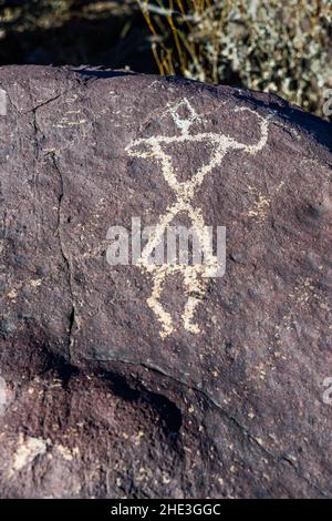 Figure de pétroglyphe dansante dans le site de Petroglyphe de trois rivières près de Tularosa, Nouveau-Mexique. Banque D'Images