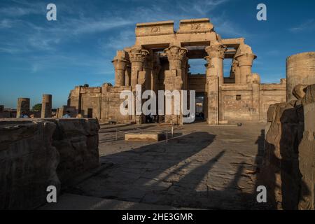 Les colonnes finement sculptées du temple Kom Ombo, un ancien site archéologique égyptien près d'Assouan, en Égypte. Banque D'Images