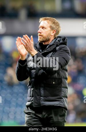 West Bromwich, West Midlands, Royaume-Uni.8th janvier 2022 : The Hawthorns, West Bromwich, West Midlands, Angleterre ; EFL FA Cup 3rd Round football, West Bromwich Albion versus Brighton & amp ; Hove Albion ; Brighton et Hove Albion Head Coach Graham Potter se claquant les mains pour remercier les supporters après le coup de sifflet final Credit: Action plus Sports Images/Alay Live News Banque D'Images