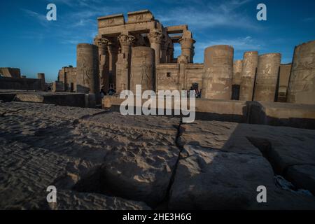 Les colonnes finement sculptées du temple Kom Ombo, un ancien site archéologique égyptien près d'Assouan, en Égypte. Banque D'Images