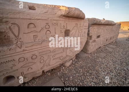 Une pierre recouverte de hiéroglyphes et de gravures au site archéologique du temple Kom Ombo en égypte. Banque D'Images